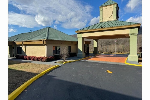 OYO Hotel Harriman image 11